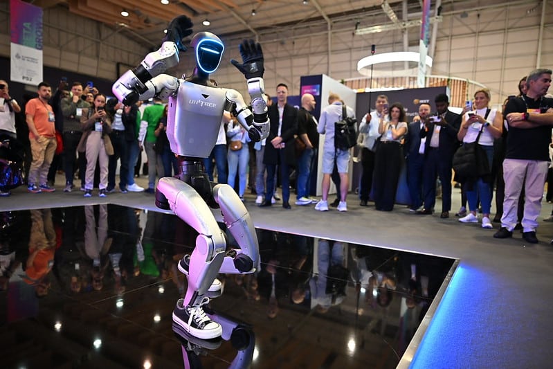 Robot humanoïde dansant lors du Web Summit 2025 à Lisbonne devant une foule de visiteurs
